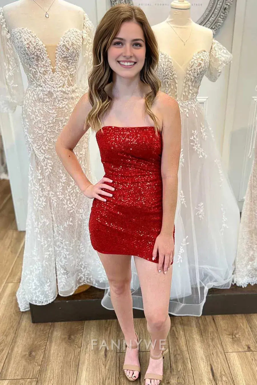 FannyWe Schlichtes, rotes, trägerloses, kurzes Heimkehrkleid mit Pailletten, Abendkleider